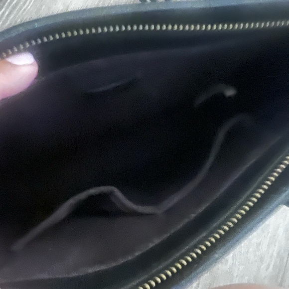 Madewell Small Transport
Leather Crossbody
Tote - Picture 10 of 13